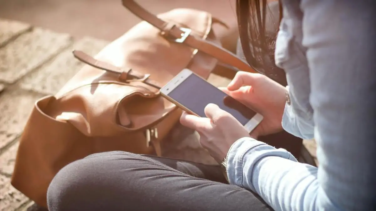 Person som använder Android-smartphone